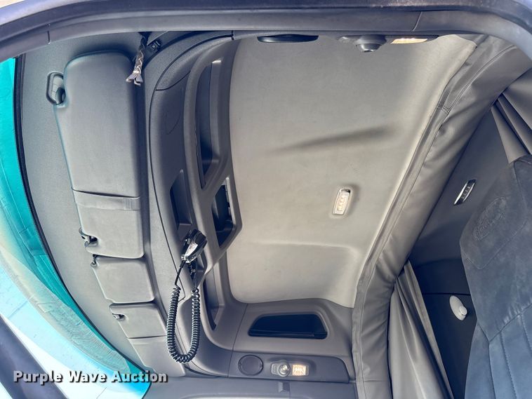 image for item YA0791 2017 Peterbilt 579 semi truck