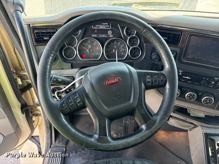 image for item YA0791 2017 Peterbilt 579 semi truck