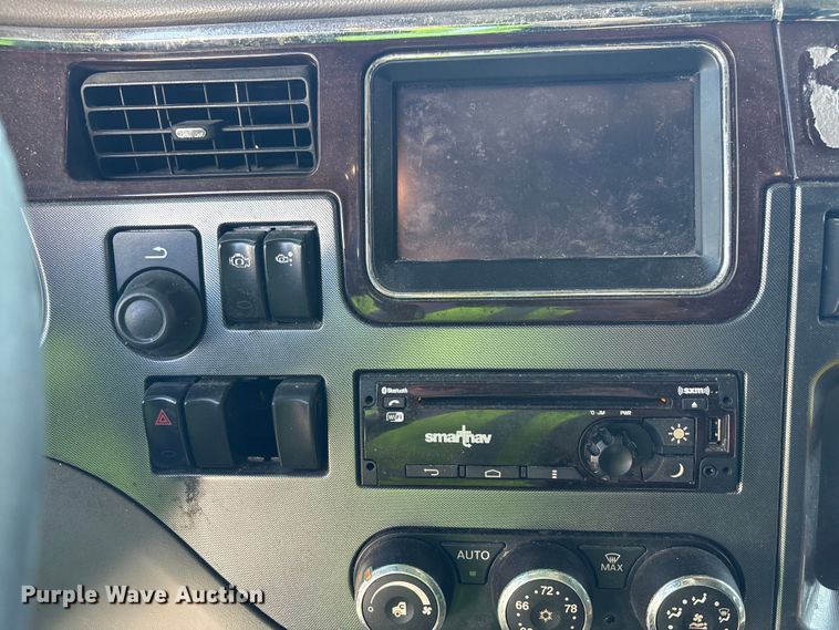 image for item YA0791 2017 Peterbilt 579 semi truck