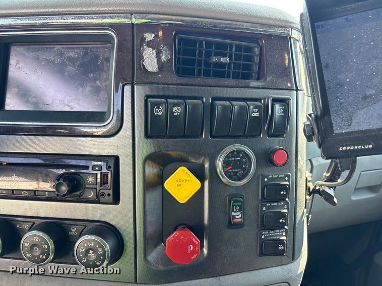 image for item YA0791 2017 Peterbilt 579 semi truck