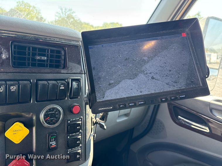 image for item YA0791 2017 Peterbilt 579 semi truck