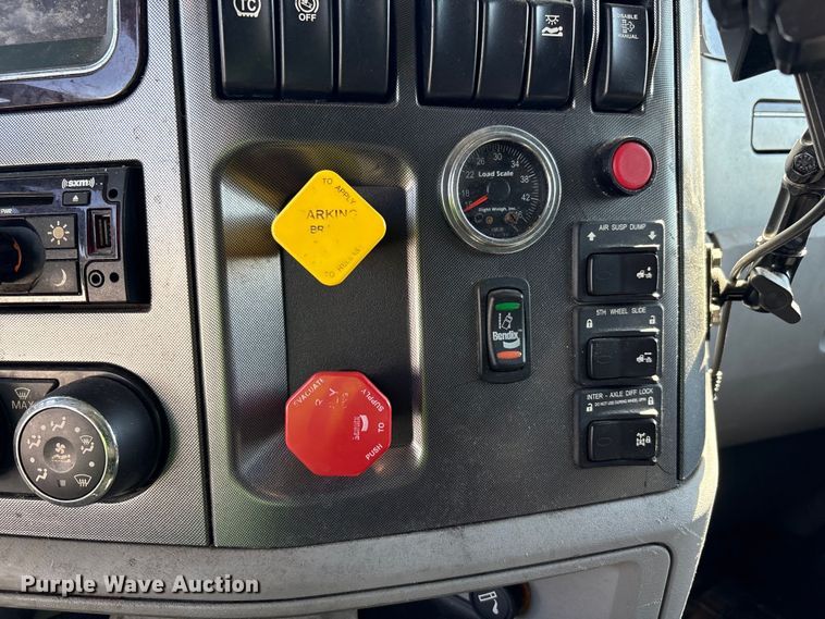 image for item YA0791 2017 Peterbilt 579 semi truck