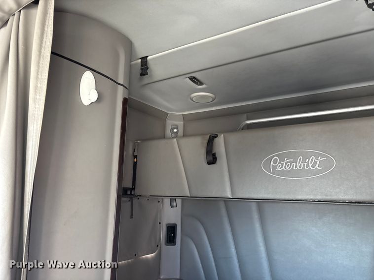 image for item YA0791 2017 Peterbilt 579 semi truck