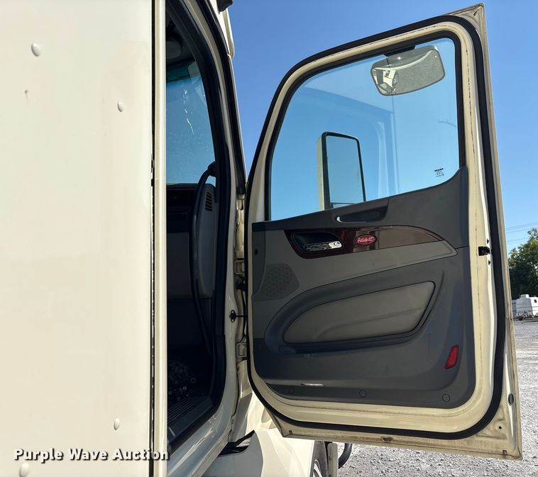 image for item YA0791 2017 Peterbilt 579 semi truck