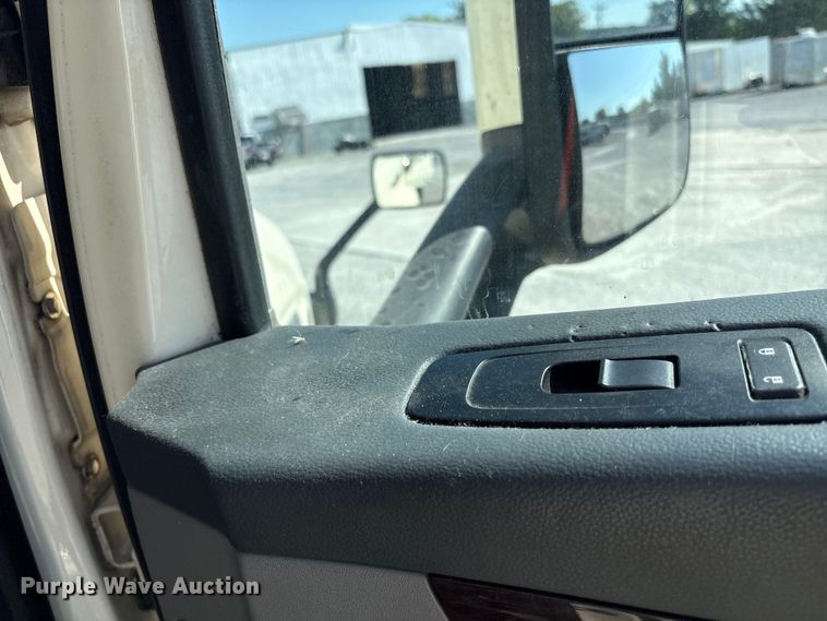 image for item YA0791 2017 Peterbilt 579 semi truck