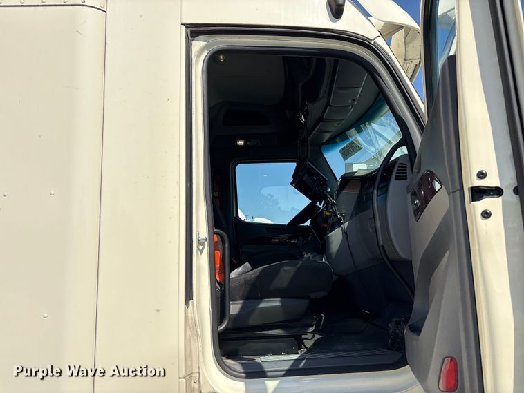 image for item YA0791 2017 Peterbilt 579 semi truck