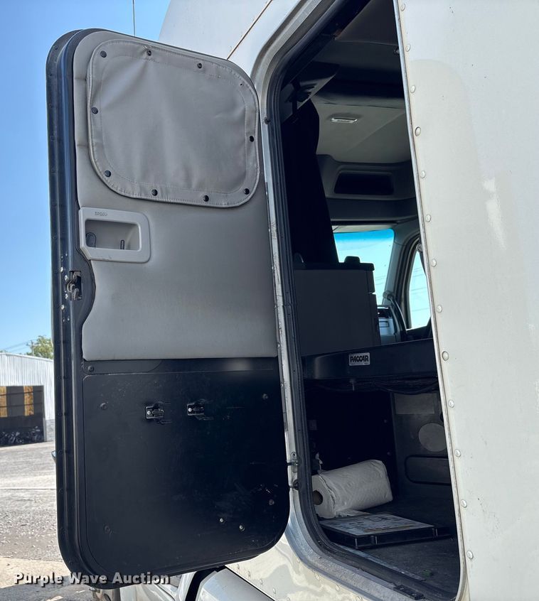 image for item YA0791 2017 Peterbilt 579 semi truck