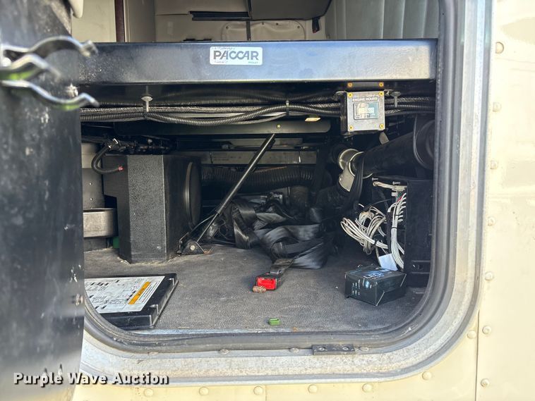 image for item YA0791 2017 Peterbilt 579 semi truck