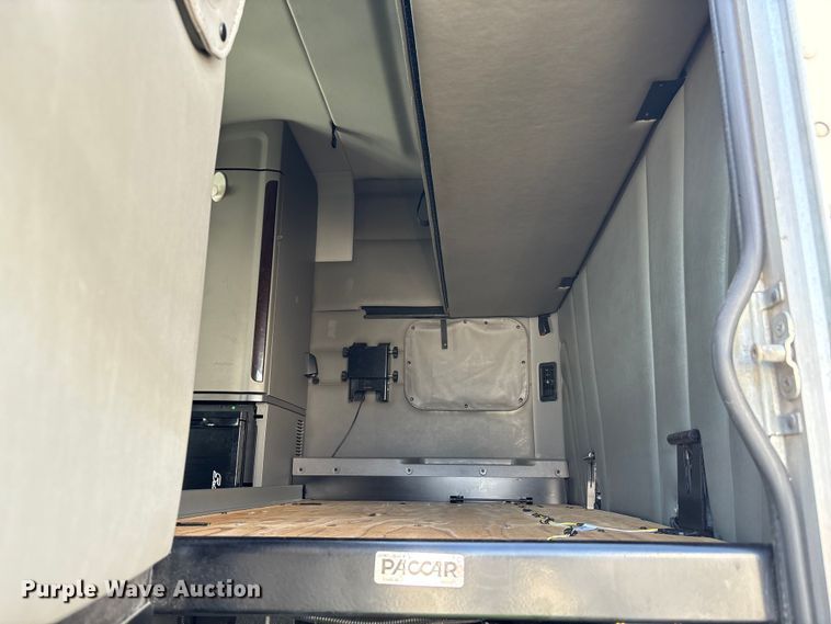 image for item YA0791 2017 Peterbilt 579 semi truck