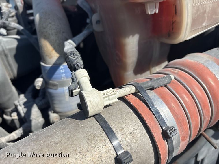 image for item YA0791 2017 Peterbilt 579 semi truck