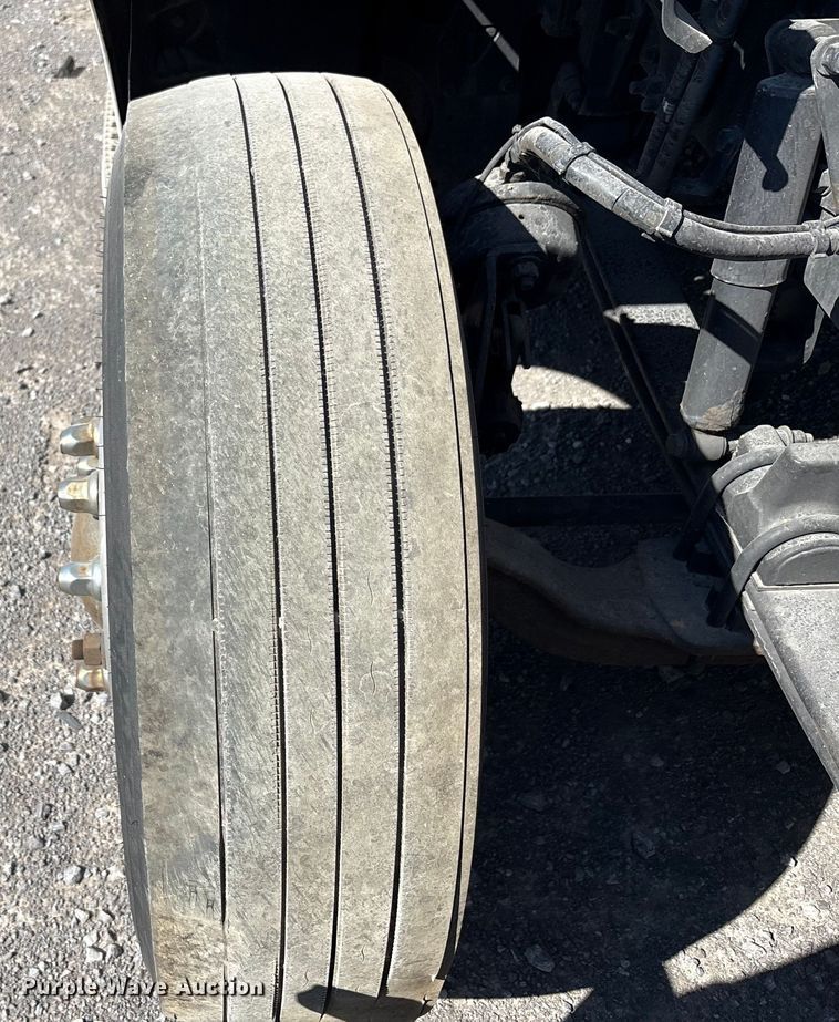 image for item YA0791 2017 Peterbilt 579 semi truck