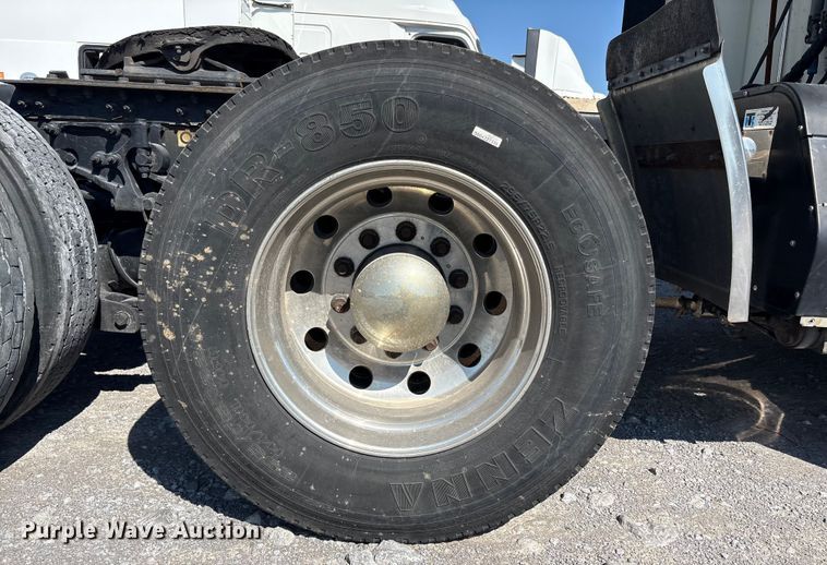 image for item YA0791 2017 Peterbilt 579 semi truck