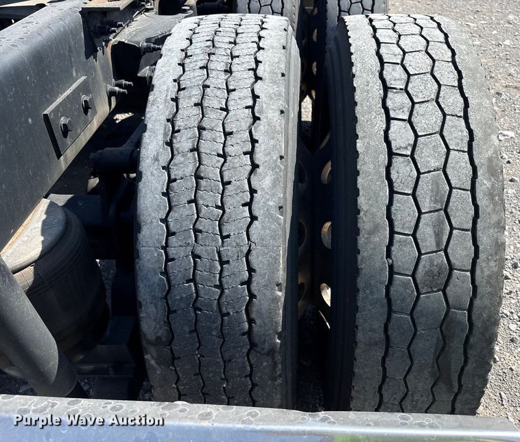 image for item YA0791 2017 Peterbilt 579 semi truck