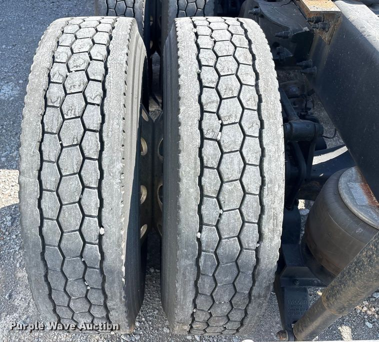 image for item YA0791 2017 Peterbilt 579 semi truck