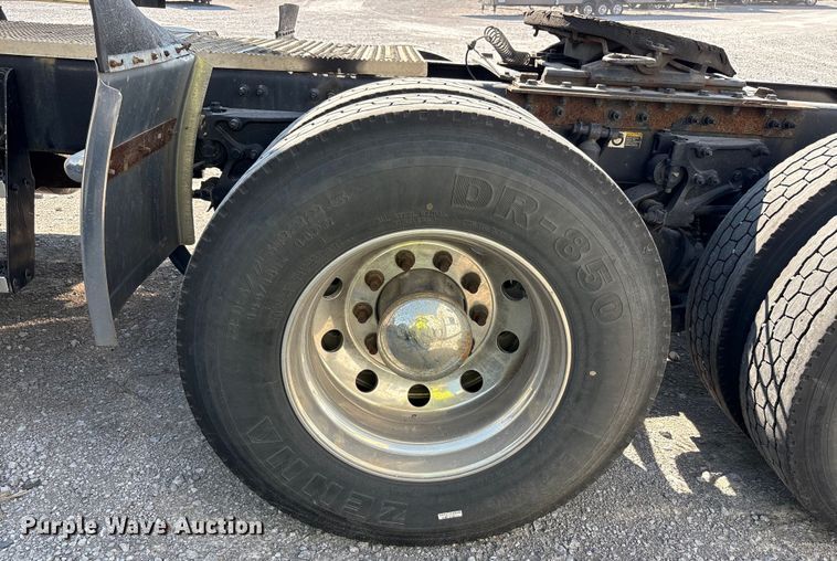 image for item YA0791 2017 Peterbilt 579 semi truck