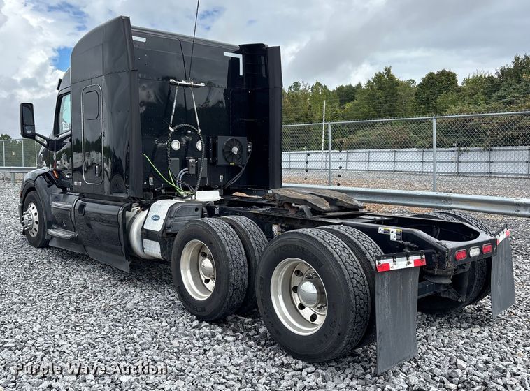 image for item YA0950 2019 Peterbilt 579 semi truck