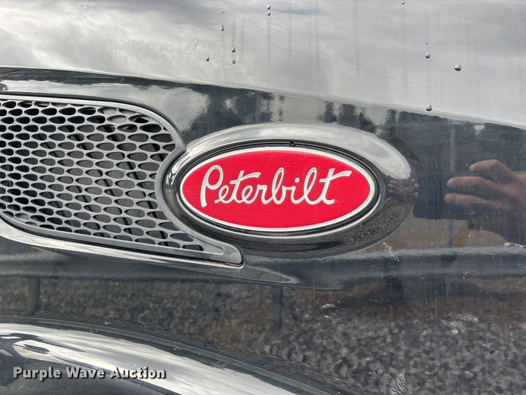 image for item YA0950 2019 Peterbilt 579 semi truck