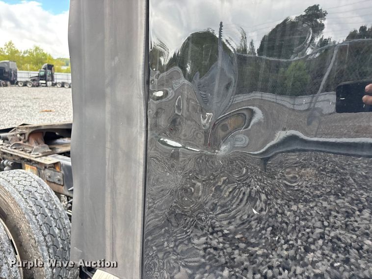 image for item YA0950 2019 Peterbilt 579 semi truck