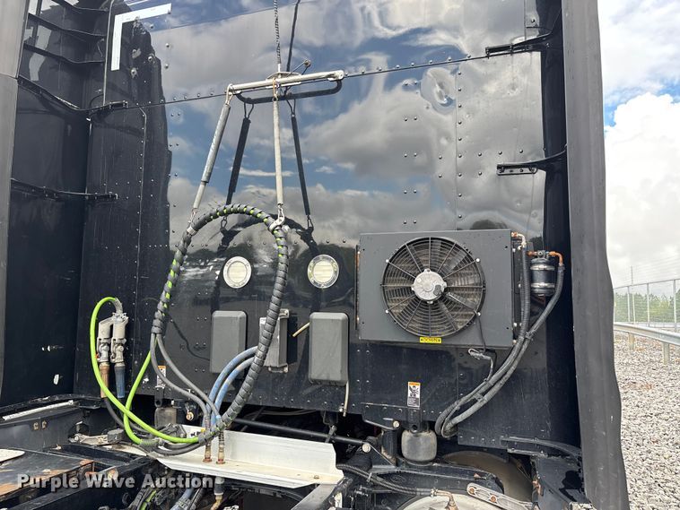 image for item YA0950 2019 Peterbilt 579 semi truck