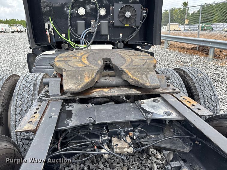 image for item YA0950 2019 Peterbilt 579 semi truck