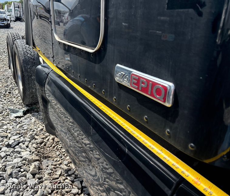 image for item YA0950 2019 Peterbilt 579 semi truck