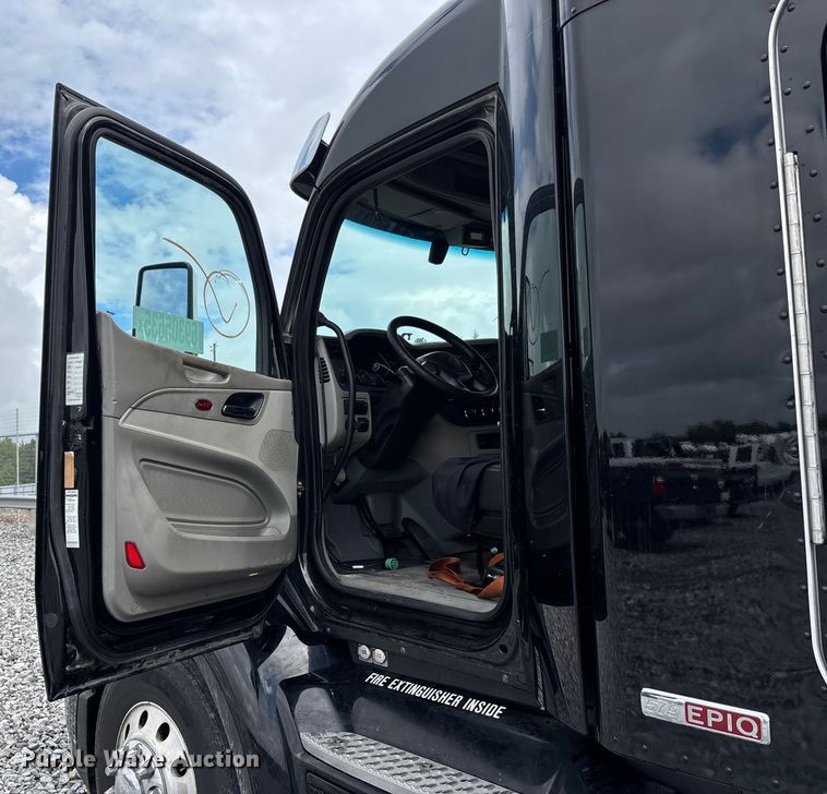 image for item YA0950 2019 Peterbilt 579 semi truck