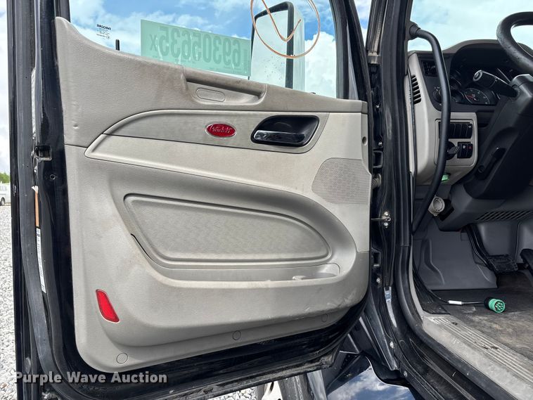 image for item YA0950 2019 Peterbilt 579 semi truck