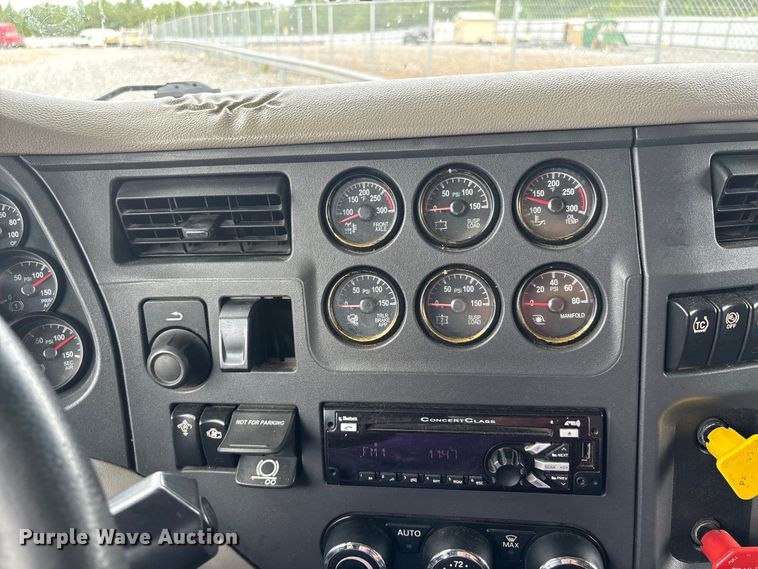 image for item YA0950 2019 Peterbilt 579 semi truck