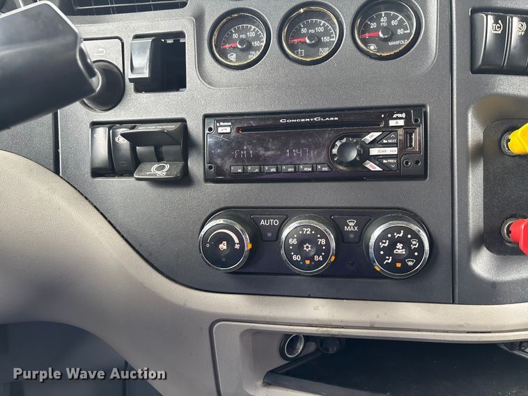 image for item YA0950 2019 Peterbilt 579 semi truck