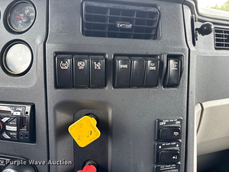 image for item YA0950 2019 Peterbilt 579 semi truck