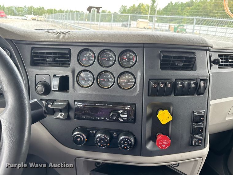 image for item YA0950 2019 Peterbilt 579 semi truck