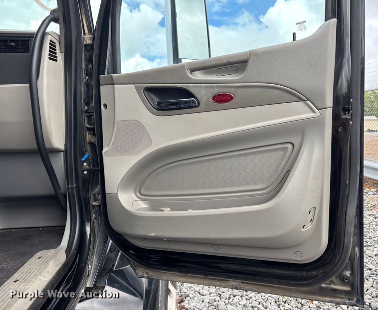 image for item YA0950 2019 Peterbilt 579 semi truck