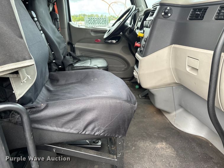 image for item YA0950 2019 Peterbilt 579 semi truck