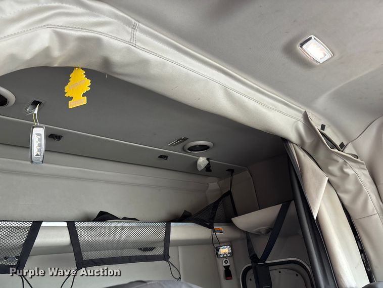 image for item YA0950 2019 Peterbilt 579 semi truck