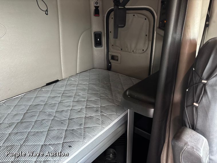 image for item YA0950 2019 Peterbilt 579 semi truck