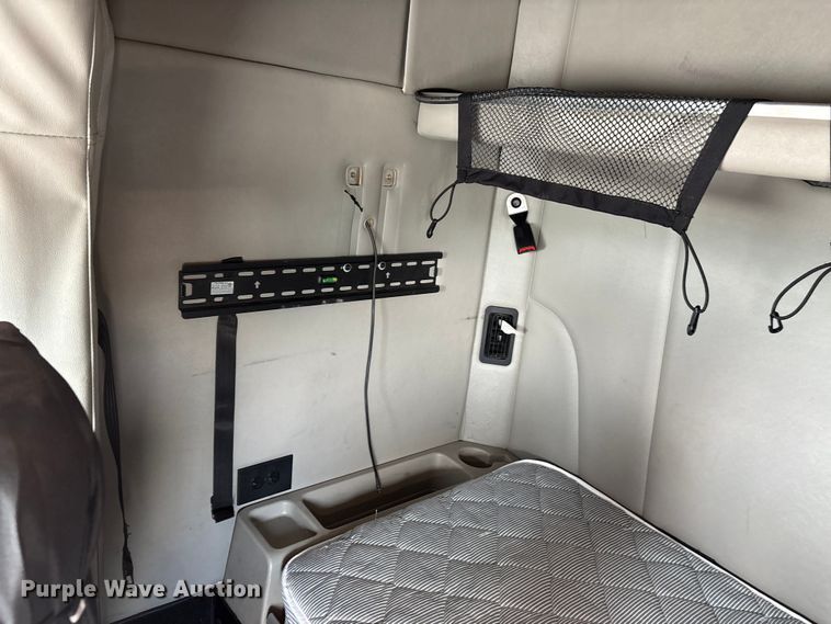 image for item YA0950 2019 Peterbilt 579 semi truck