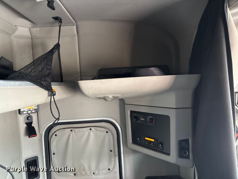 image for item YA0950 2019 Peterbilt 579 semi truck