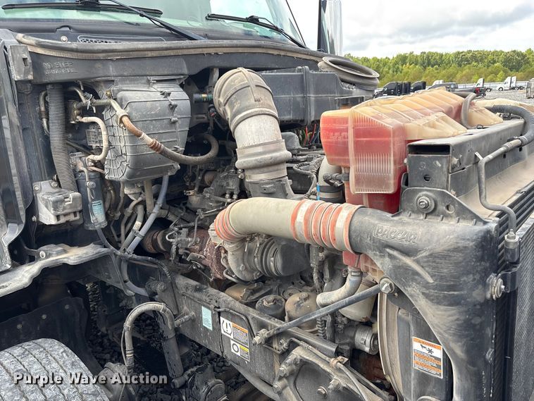 image for item YA0950 2019 Peterbilt 579 semi truck