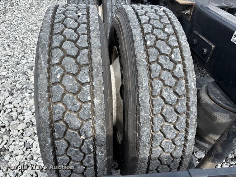 image for item YA0950 2019 Peterbilt 579 semi truck