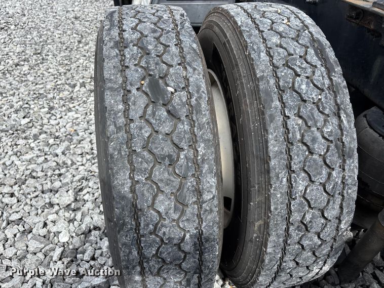 image for item YA0950 2019 Peterbilt 579 semi truck