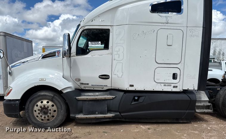 image for item YA1016 2016 Kenworth T680 semi truck