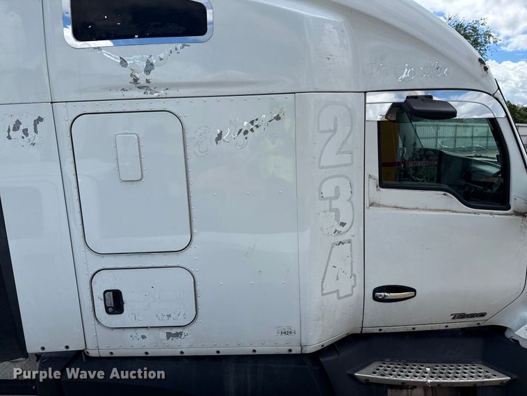 image for item YA1016 2016 Kenworth T680 semi truck