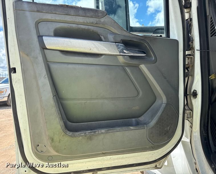 image for item YA1016 2016 Kenworth T680 semi truck