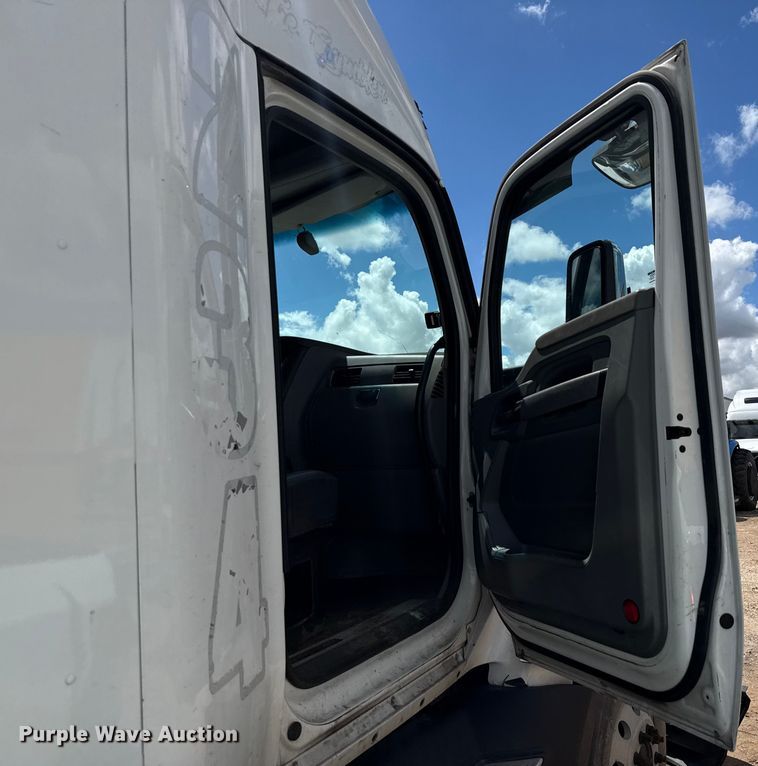 image for item YA1016 2016 Kenworth T680 semi truck