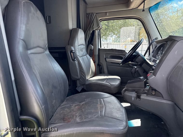 image for item YA1016 2016 Kenworth T680 semi truck