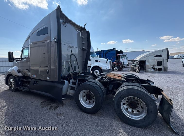 image for item YA1025 2017 Kenworth T680 semi truck