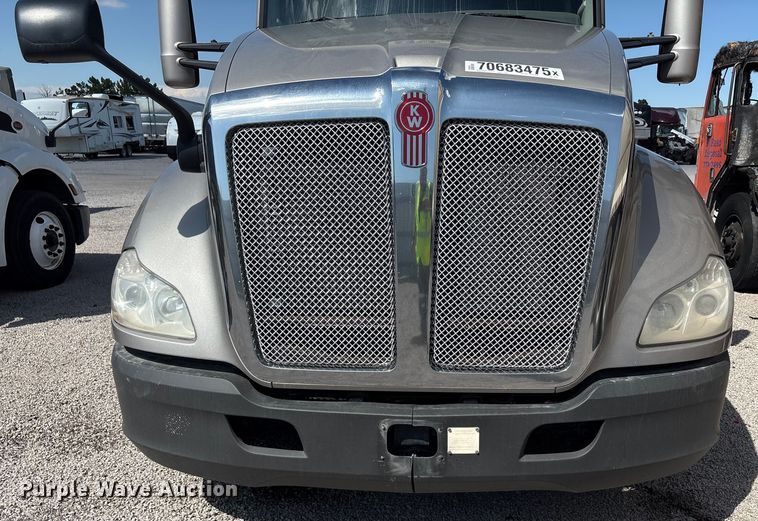 image for item YA1025 2017 Kenworth T680 semi truck