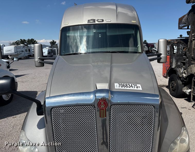 image for item YA1025 2017 Kenworth T680 semi truck