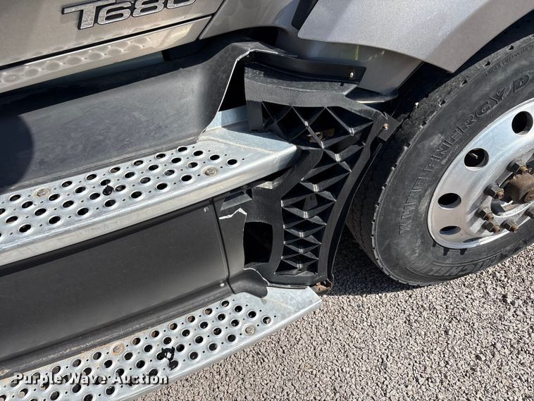 image for item YA1025 2017 Kenworth T680 semi truck