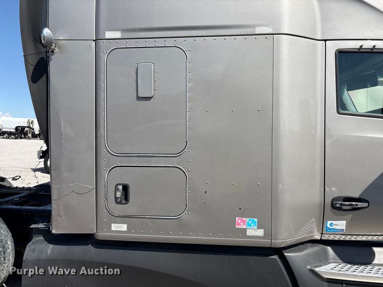 image for item YA1025 2017 Kenworth T680 semi truck